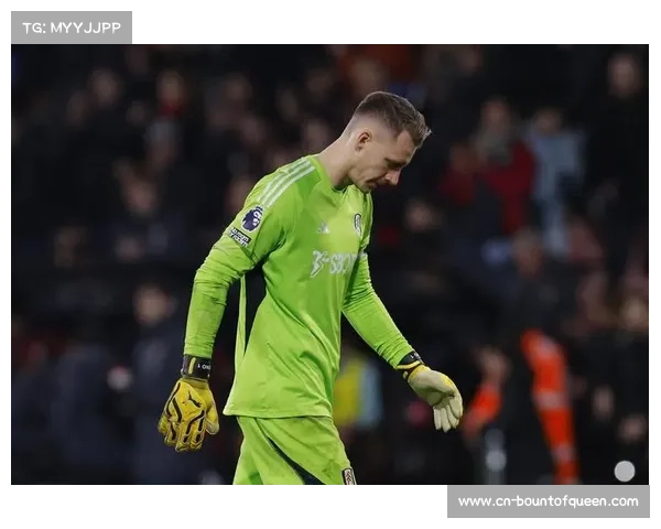 VAR介入,判定诺丁汉森林球员在禁区内的手球犯规,伯恩茅斯获得点球机会